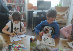 Dzieci wycinają elementy.