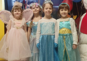 Dziewczynki przebrane za księżniczki i wróżki.