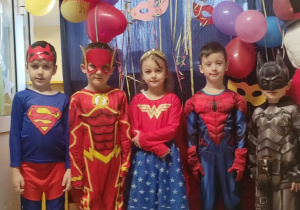 Dzieci przebrane za super bohaterów.