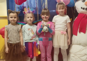 Dziewczynki przebrane za zwierzątka.