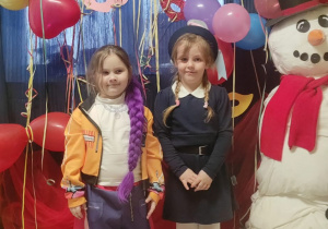 Dziewczynki przebrane za postacie z bajek.