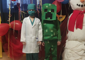 Chłopiec przebrany za chirurga oraz chłopiec za creepera.