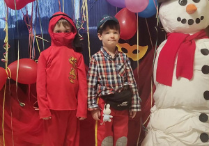 Chłopiec przebrany za ninja oraz chłopiec za mechanika.