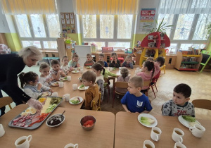 Mróweczki tworzą swoje kolorowe kanapki.