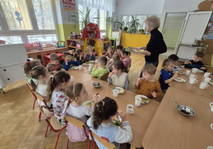 Mróweczki ze smakiem zjadają przygotowane przez siebie pyszne kanapki.