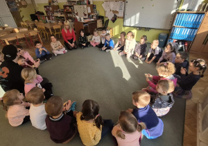 Dzieci ćwiczą swój oddech na lusterkach.