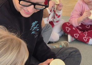 Pan Igor pokazuje jaki ślad zostawia oddech na lusterku.