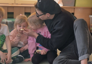 Dziewczynka ćwiczy razem z panem Igorem.