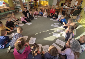 Pan Igor tłumaczy dzieciom jak mają zrobić kartę pracy.