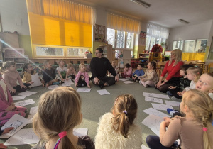 Dzieci ćwiczą "Oddech lew" - ćwiczenie na rozbudzenie się.