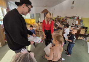 Dzieci wręczają podziękowanie za przeprowadzone zajęcia.