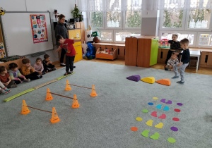 Dzieci pokonują tor przeszkód.