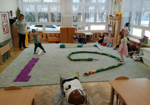 Dzieci pokonują tor przeszkód.