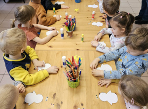 Dzieci przygotowują się do robienia pingwinów.