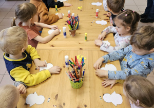 Cześć warsztatowa, na której dzieci robiły pingwin.