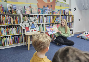 Pani czyta bajkę o Kici Koci.