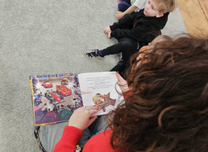 Zdjęcie książki czytanej prze jedną z mam.