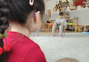 Nasz absolwent czytał nam przygody Smerfów.