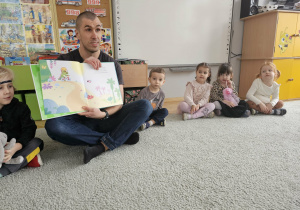 Tata Małgosi z Mrówek czytał bajkę o wyścigu.