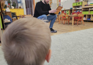 Tata Michaliny czytał bajkę o kapibarze.