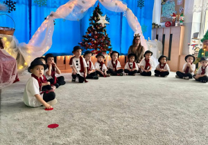 Dzieci z grupy Pszczółki w trakcie występu.