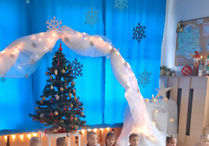 Dzieci z grupy Pszczółki w trakcie występu.