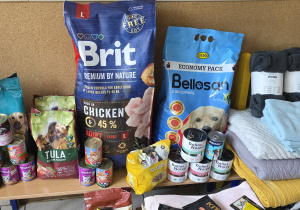 Karmy oraz koce dla czworonogów z łódzkiego schroniska.