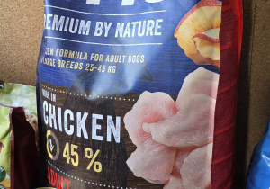 Karmy dla czworonogów z łódzkiego schroniska.