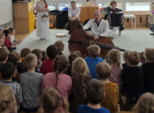 Dzieci siedzą na widowni i rozmawiają z Panem Feliksem.