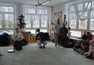 Dzieci słuchają przepięknego koncertu pt. „Szepty starych drzew”.