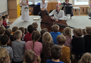 Pan Feliks rozmawia z dziećmi na temat instrumentów wykorzystanych podczas koncertu.