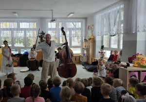 Pan Feliks wita się ze wszystkimi przedszkolakami i zaprasza na koncert.