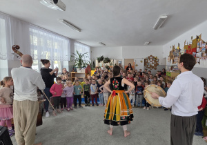 Dzieci poznają kroki oberka i tańczą wspólnie z Szeptuchą, Dziadem, Znachorem i Panem Feliksem.