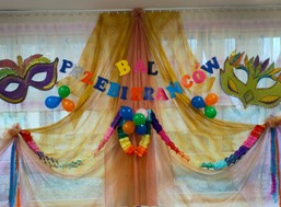 Dekoracja i napis: Bal Przebierańców.