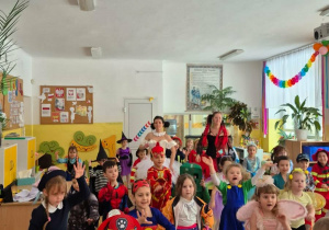 Mrówki i Biedronki bawią się wspólnie na Balu Karnawałowym.