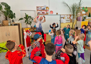 Dzieci tańczą układ do piosenki "Golden" wspólnie z Panem Darkiem.