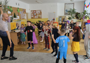 Ważki bawią się na Balu Karnawałowym i tańczą wspólnie z Panem Darkiem.