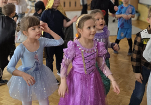 Dzieci bawią się razem na balu.