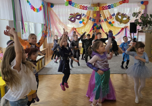 Ważki wesoło podskakują przy głośnej muzyce na balu.