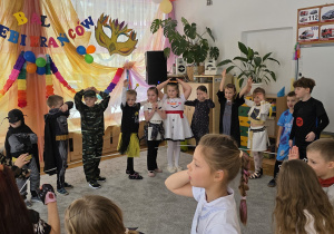 Dzieci wykonują zadanie taneczne z wykorzystaniem gumy.