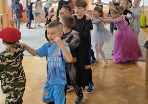 Ważki tworzą pociąg i tańczą wspólnie na balu.