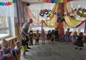 Motylki i Pszczółki wykonują zadanie taneczne z wykorzystaniem gumy.