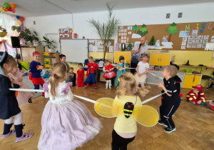 Mrówki i Biedronki wykonują zadanie taneczne z wykorzystaniem gumy.