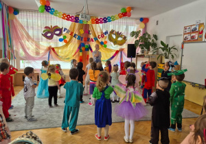 Dzieci (Mrówki i Biedronki) tańczą wspólnie z Panem Darkiem.