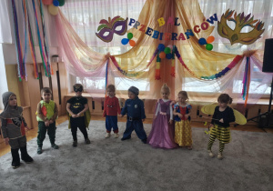 Motylki bawią się na Balu Karnawałowym.