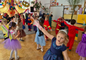 Mrówki i Biedronki tańczą wspólnie na balu.