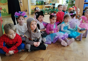 Pszczółki na balu - czekają na rozpoczęcie tanecznej zabawy.