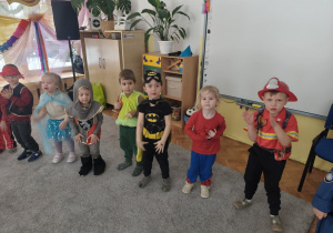 Motylki tańczą na balu w kole.