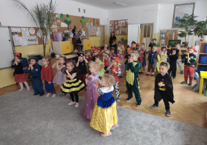 Motylki i Pszczółki bawią się na balu i tańczą przy wesołych, skocznych piosenkach.