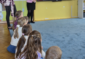 Dzieci rozmawiają z Paniami z Biblioteki Pedagogicznej o różnych uczuciach.